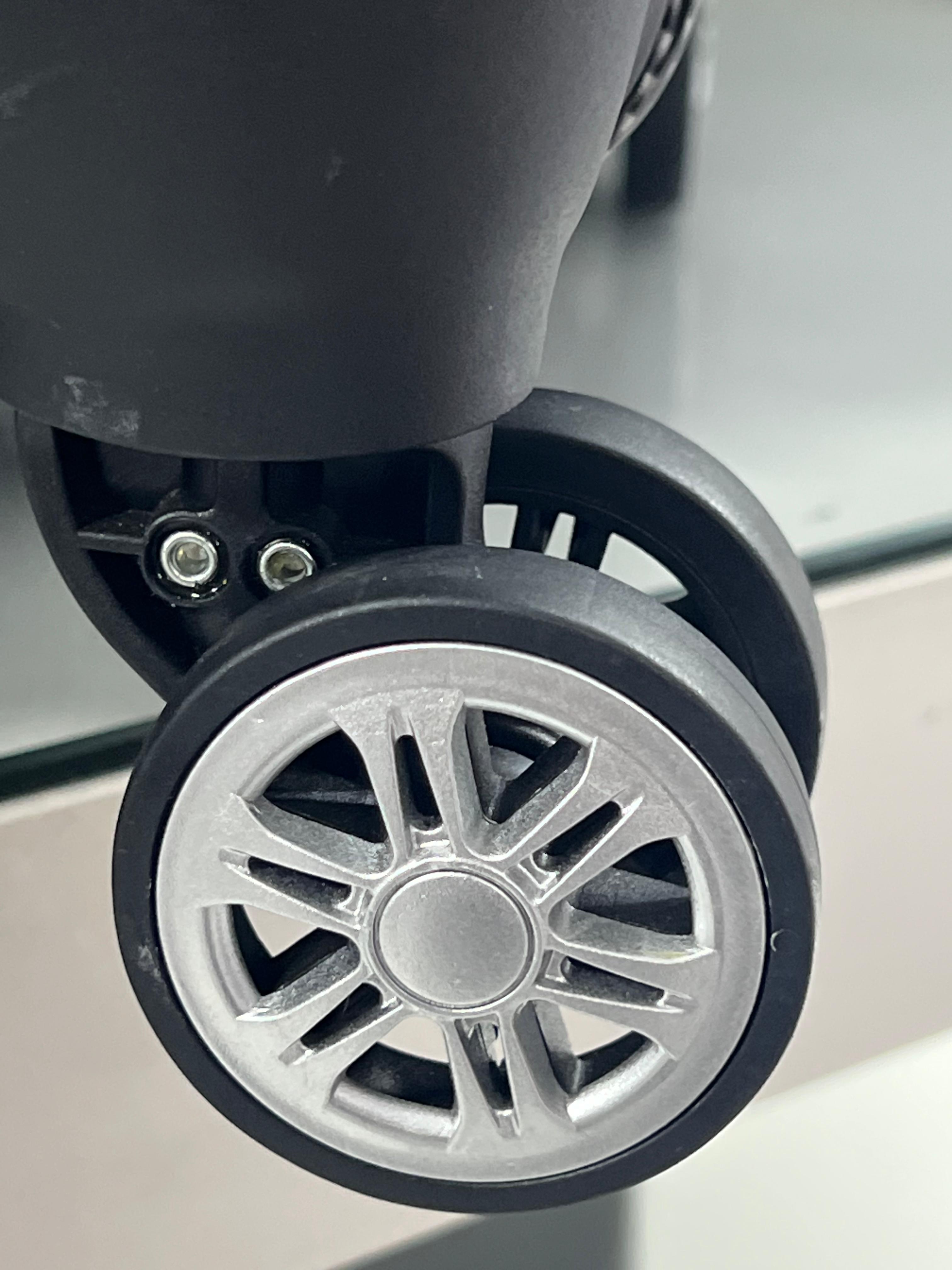 Swiss Gear KW-199 hard-side (Carbon-fiber)